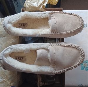 Women’s UGG slippers size 9